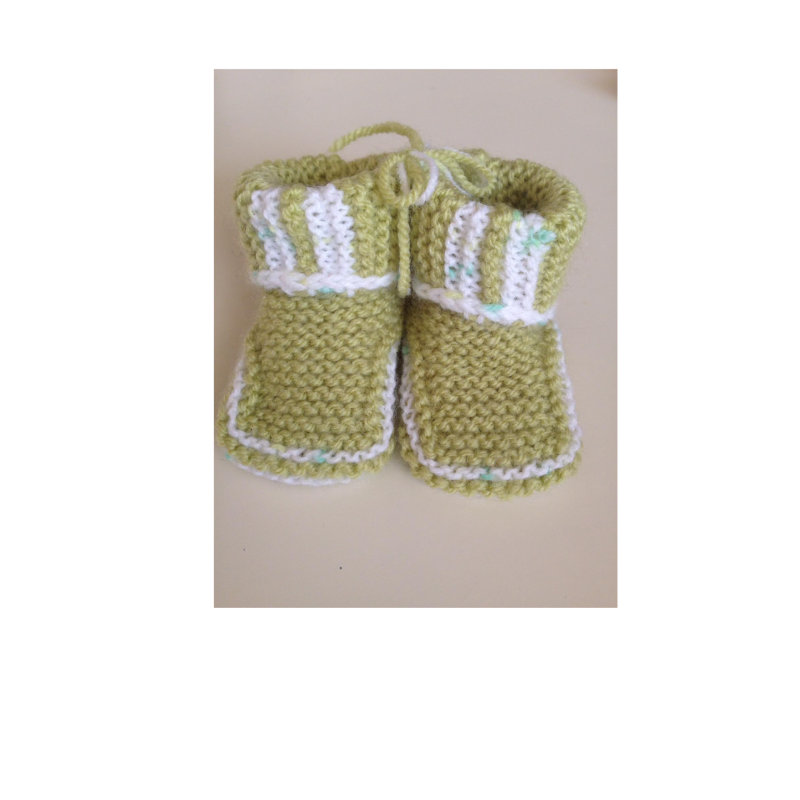 slofjes van olijf groen met wit geel blauwgroen gemêleerd garen